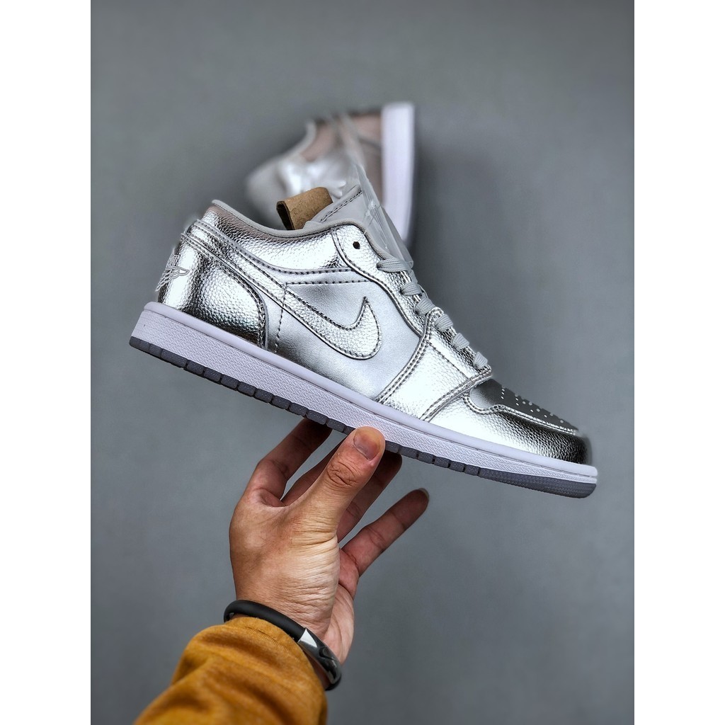 Nike Air Jordan 1 Low SE Metallic Silver/Photon Dust FN5030-001