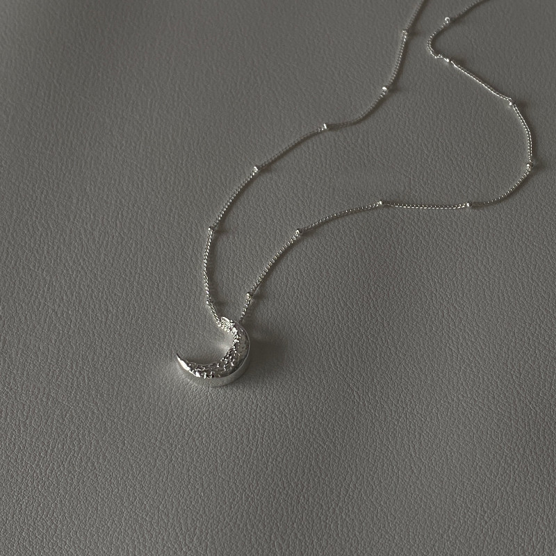 Minimalist Hammered Moon Pendant Necklace Niche Design Texture Moon ...