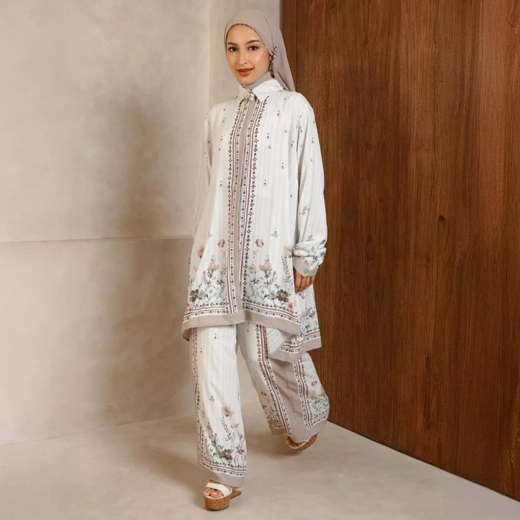Lozy Hijab - Seraphine Set (One Set Tunik Celana Motif Pattern Poly Hight Twisted Luxury Anti UV) - Gambar 3