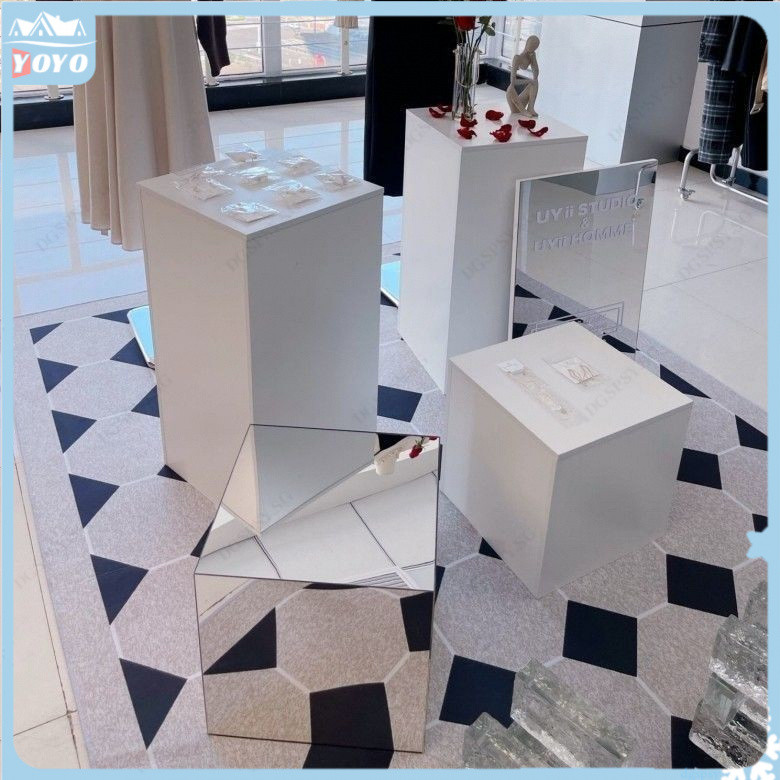 Assemble white square column window display platform clothing store ...