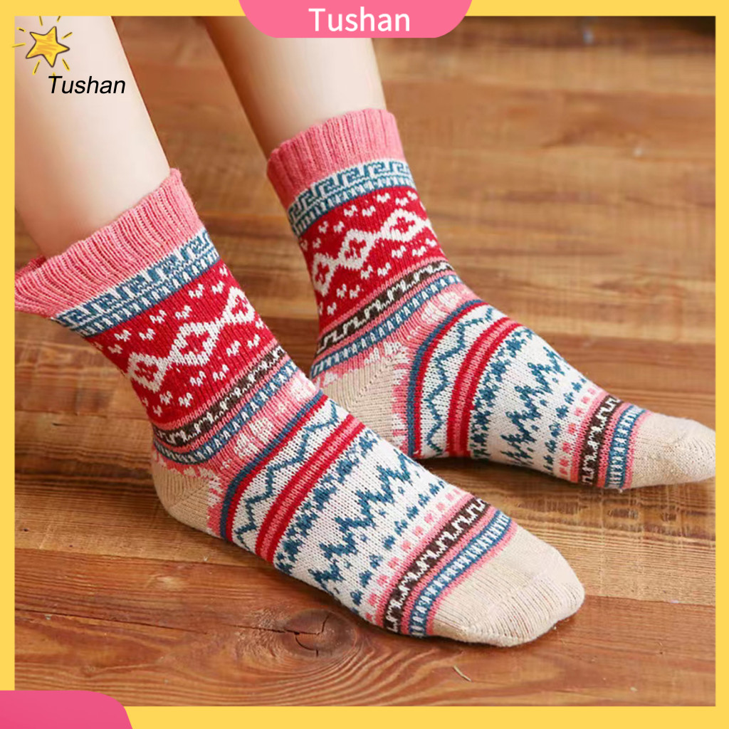 [Ts] 5 Pairs These women's knit crew socks feature a unique vintage ...