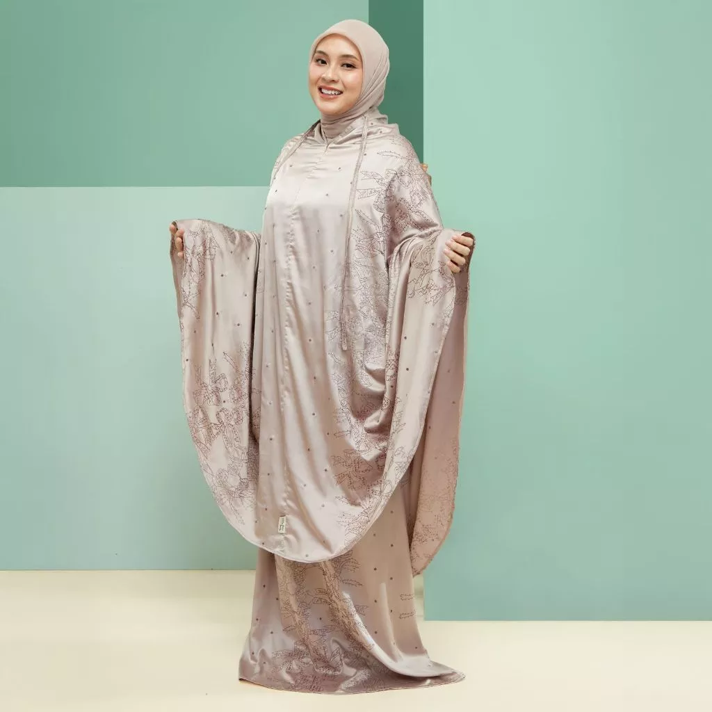 Lozy Hijab - Bianca Prayer Embroidery Set Lozy x Bianca Kartika (Mukena Bordir Bahan Silk Set Pattern Motif 2in1) - Gambar 2