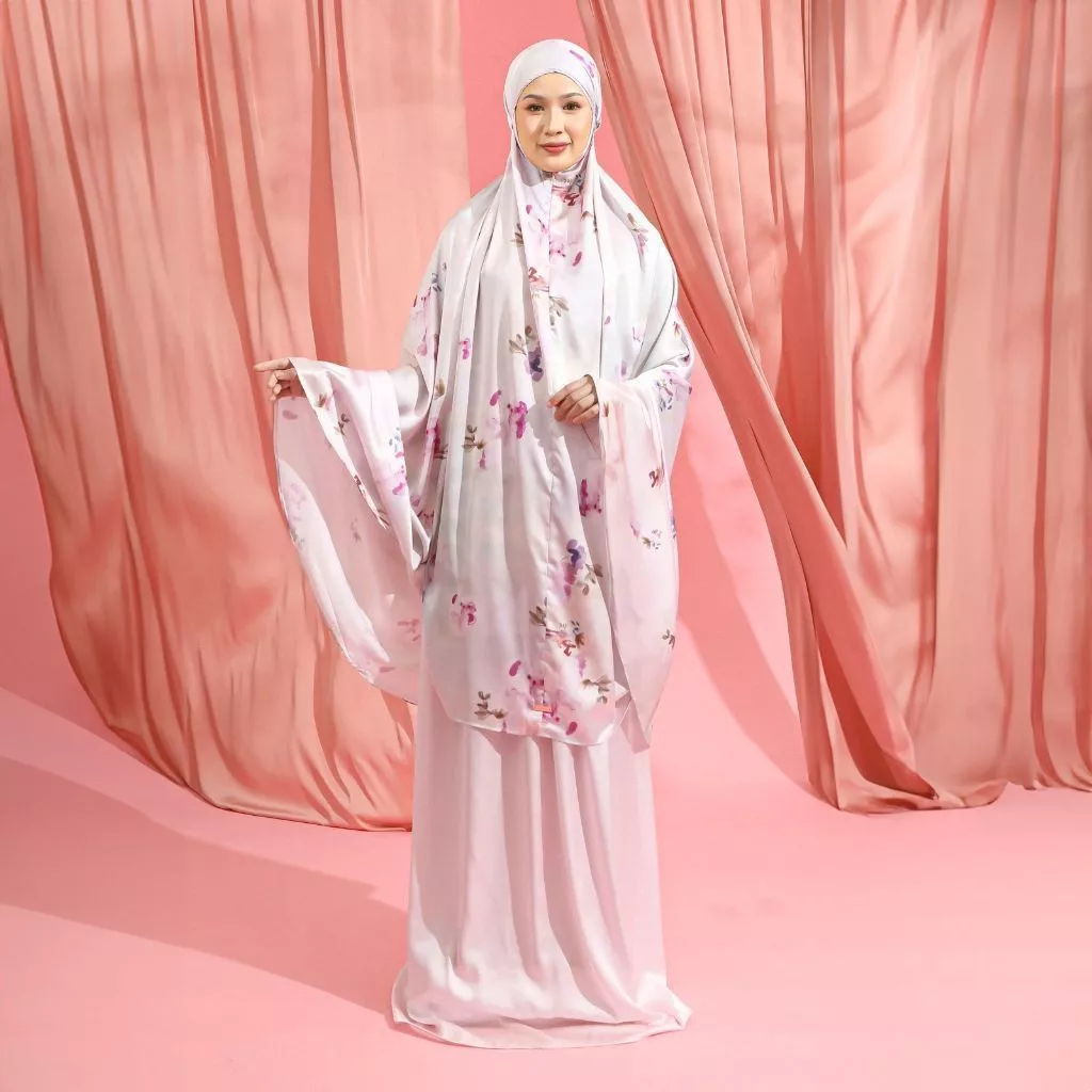 Lozy Hijab - Lesti Prayer Set Series 2 Lozy x Lesti Kejora (Lunar Prayer Mukena Bahan Silk Set Pattern Motif 2in1 ) - Gambar 4