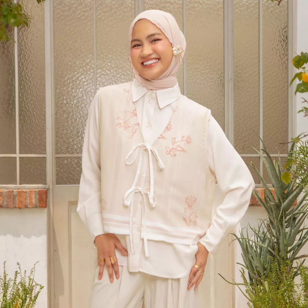 Lozy Hijab - Linea Vest Lozy x Lesti (Vest Outer Rompi Wanita Sarimbit Bahan Poly Flowy Luxury Anti UV) - Gambar 2
