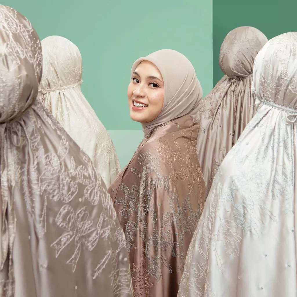 Lozy Hijab - Bianca Prayer Embroidery Set Lozy x Bianca Kartika (Mukena Bordir Bahan Silk Set Pattern Motif 2in1) - Gambar 4