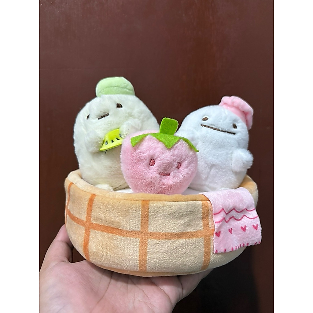 Boneka Sumiko Gurashi Replika Buah Stroberi Dalam Keranjang
