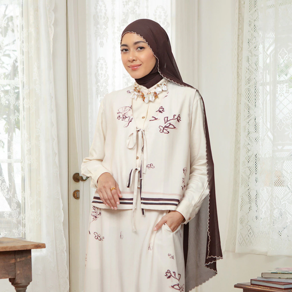 Lozy Hijab - Linea Vest Lozy x Lesti (Vest Outer Rompi Wanita Sarimbit Bahan Poly Flowy Luxury Anti UV) - Gambar 3