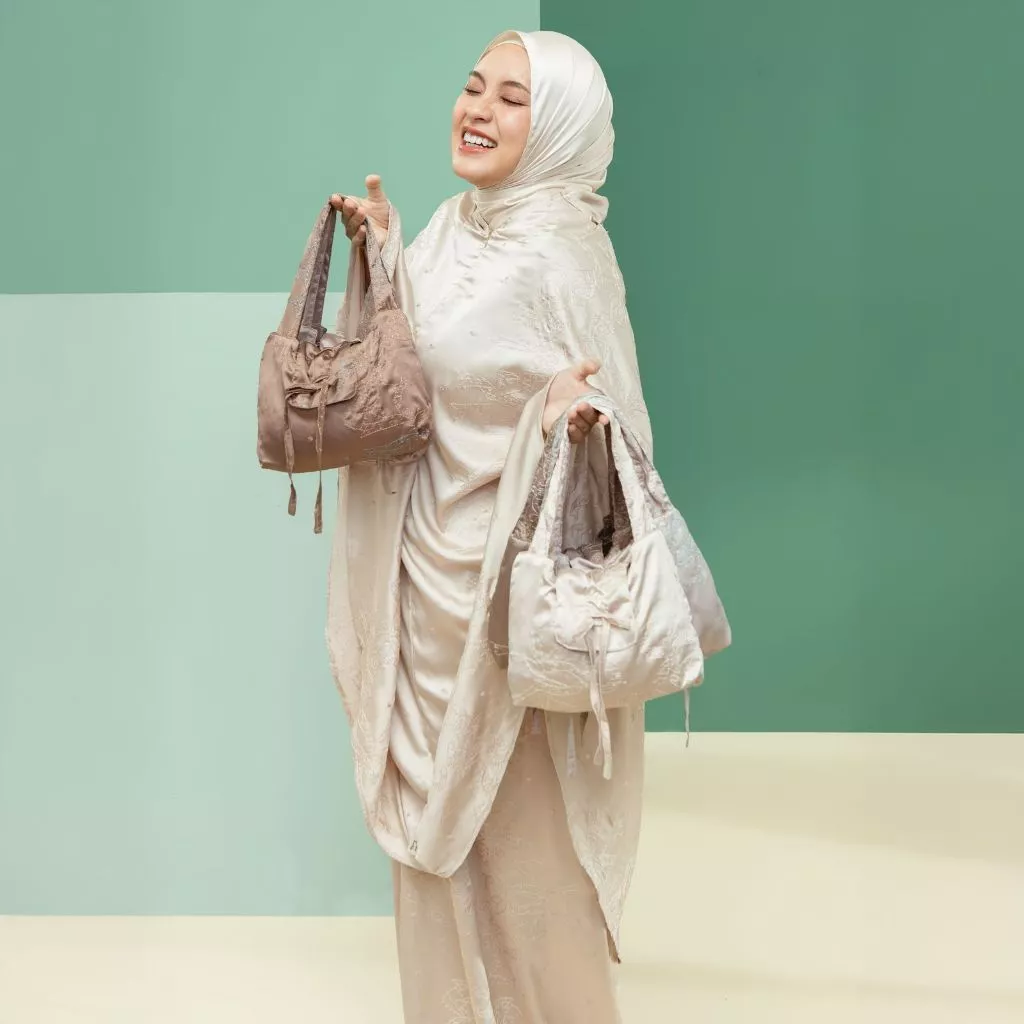 Lozy Hijab - Bianca Prayer Embroidery Set Lozy x Bianca Kartika (Mukena Bordir Bahan Silk Set Pattern Motif 2in1) - Gambar 3