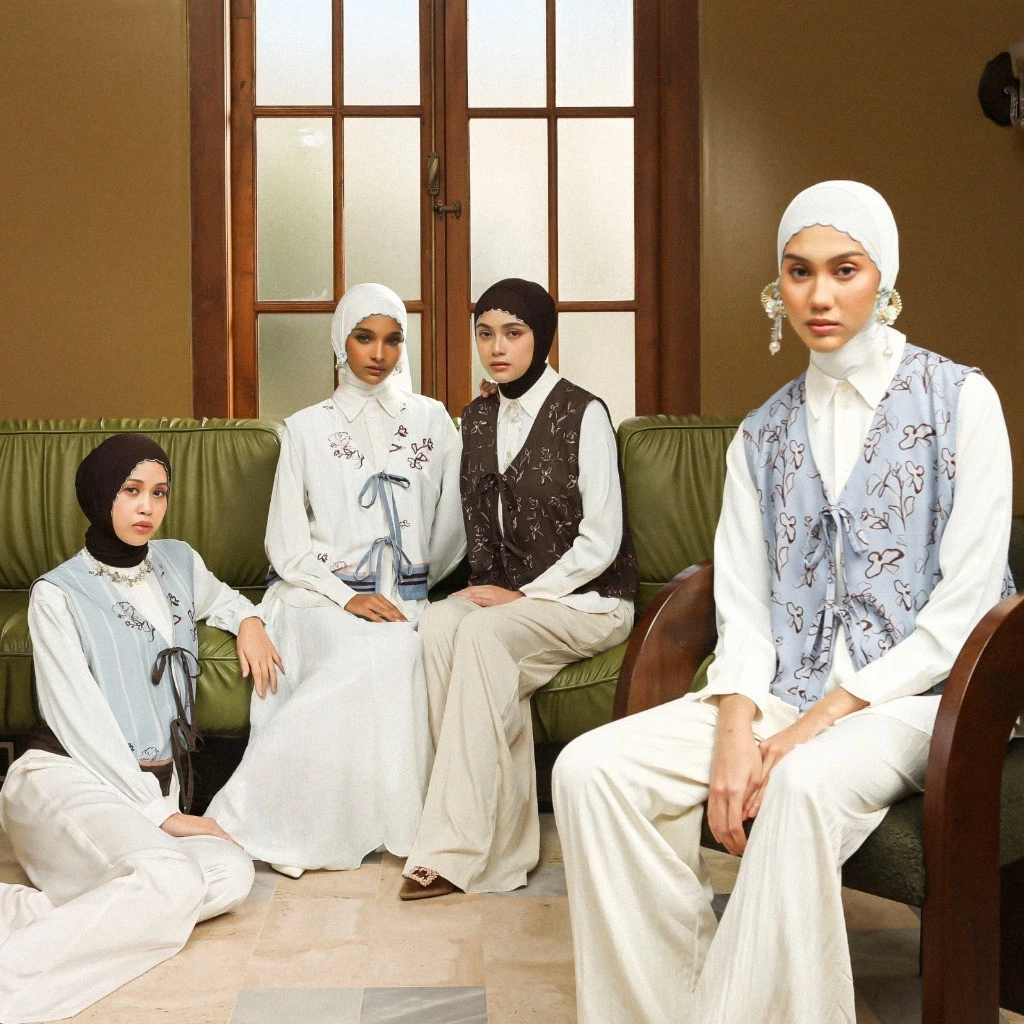 Lozy Hijab - Linea Vest Lozy x Lesti (Vest Outer Rompi Wanita Sarimbit Bahan Poly Flowy Luxury Anti UV) - Gambar 4