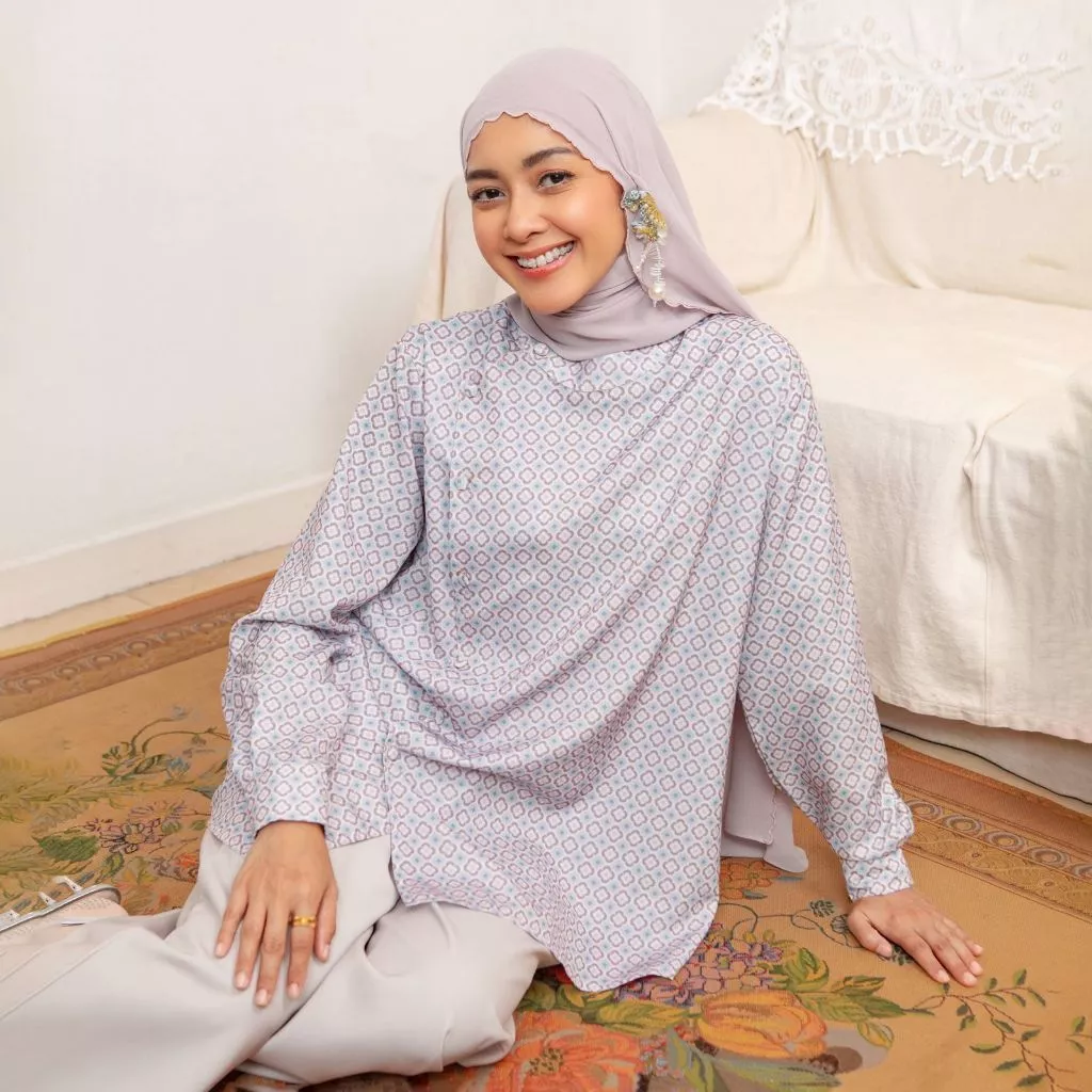 Lozy Hijab - Richa Blouse (Atasan Motif Print Bahan) - Gambar 2