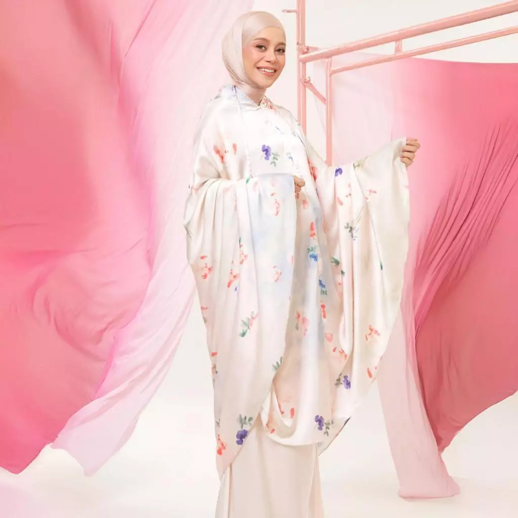 Lozy Hijab - Lesti Prayer Set Series 2 Lozy x Lesti Kejora (Lunar Prayer Mukena Bahan Silk Set Pattern Motif 2in1 )