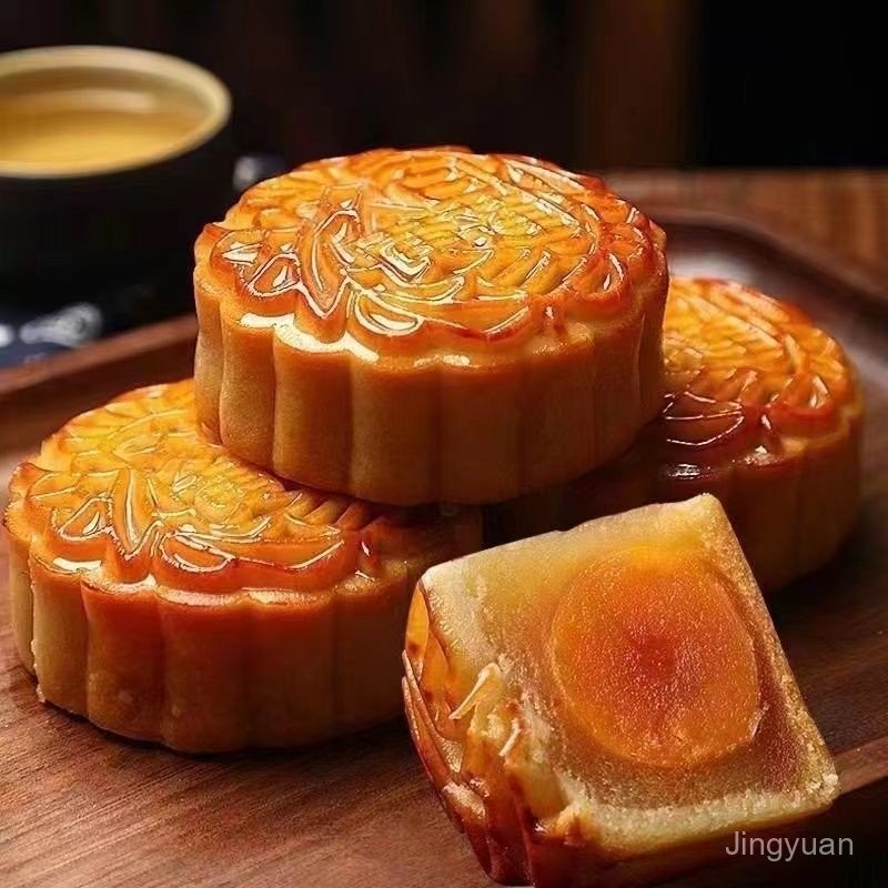 Egg yolk Cantonese mooncake cut view