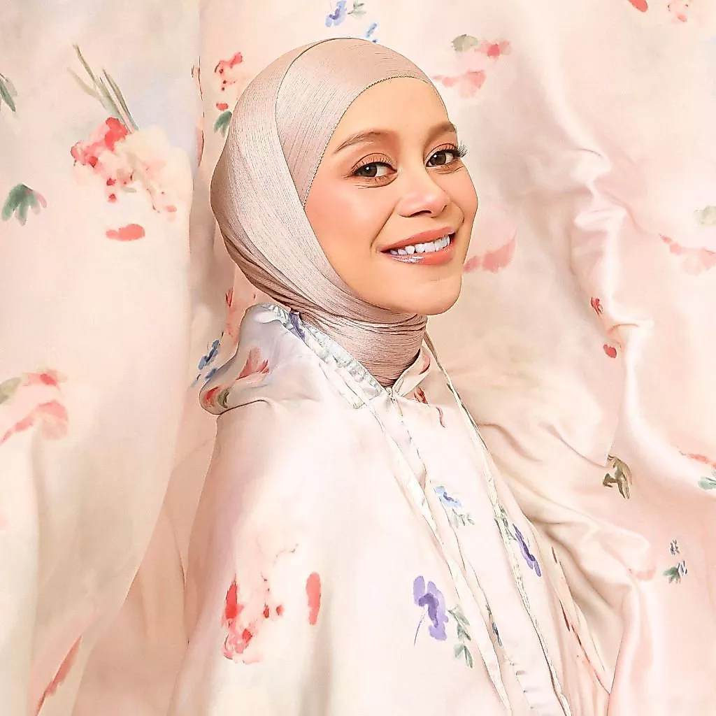 Lozy Hijab - Lesti Prayer Set Series 2 Lozy x Lesti Kejora (Lunar Prayer Mukena Bahan Silk Set Pattern Motif 2in1 ) - Gambar 2