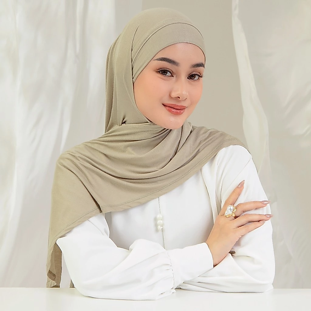 Lozy Hijab - Lesti Instan Bandana Lozy x Lesti Kejora (Khiban Kaos Pashmina Instan Bandana Bahan Viscose Rayon) - Gambar 3