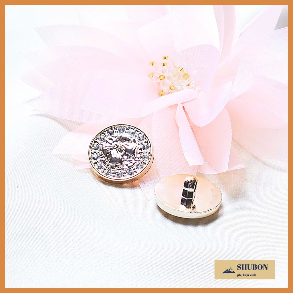 Rhinestone bow button used to attach luxurious, elegant outfits (about ...