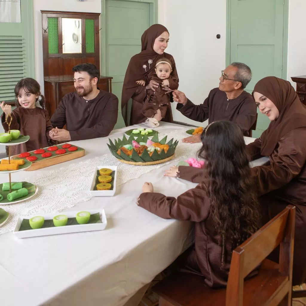 Lozy Hijab - Hafa Set Series 2 (One Set Ibu dan Anak Embroidery Lozy x Hamidah Farhad Family Sarimbit) - Gambar 4