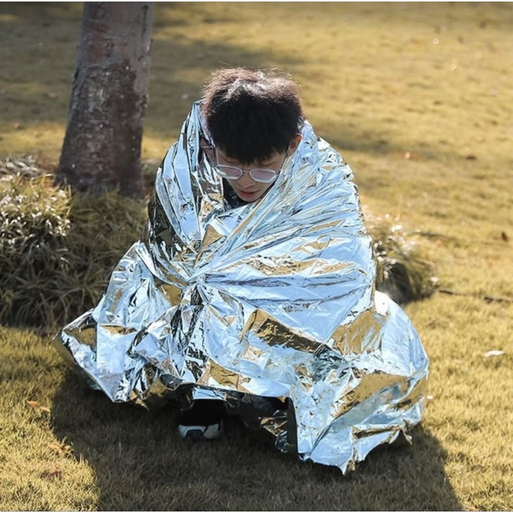 1PCS Selimut Darurat Emergency Blanket Hangat Outdoor Camping Gunung Alumunium Thermal A102 - Gambar 2