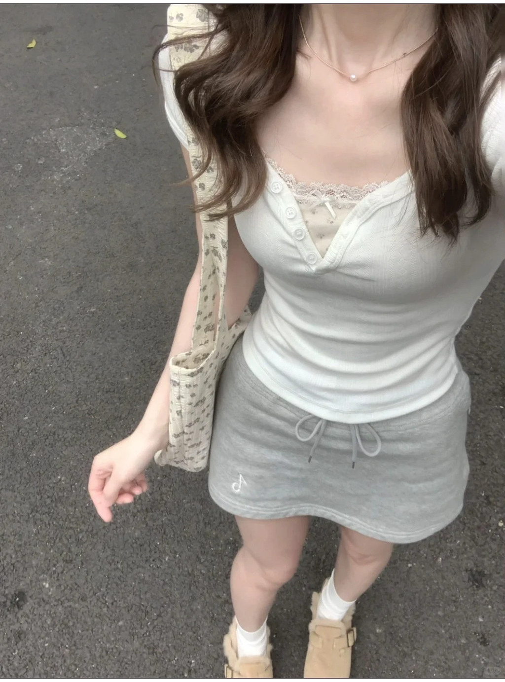 JUNNOVGAL Women Tshirt All Match 2024 Button Vneck Simply New Style