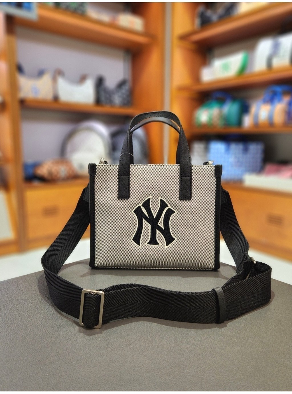 ☆MLB Korea☆ Basic Big Logo Canvas Small Tote Bag NY Black MLB Korea] Basic Big Logo Canvas Small Tote Bag - New York
