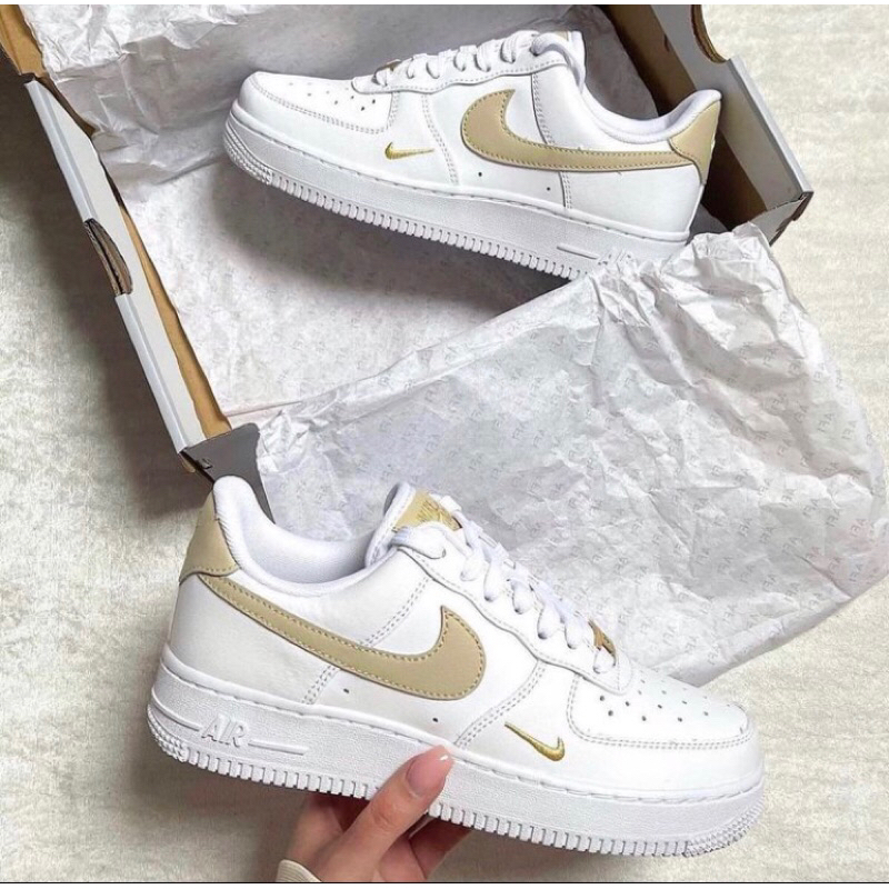 Nike air force deals 1 white with gold