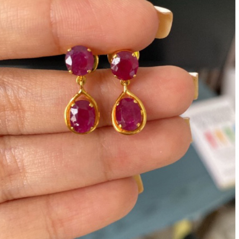 Burma Mogok Unheated Ruby 5.4 ct Earrings in 18K gold (local lab cert