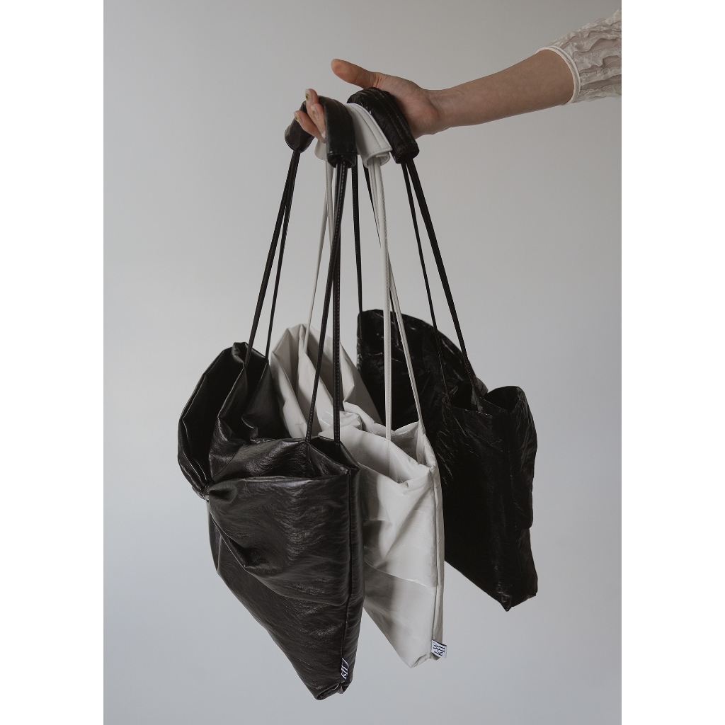 【KWANI】My Dear Bow Bow Tote KWANI My Dear Bow Bow Tote Bag Soft Black – NOTAG GLOBAL