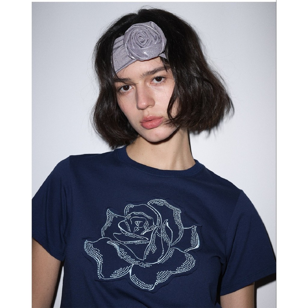 【Mardi Mercredi】SLIM TSHIRT ROSE PATCH Mardi Mercredi SLIM TSHIRT ROSE PATCH
