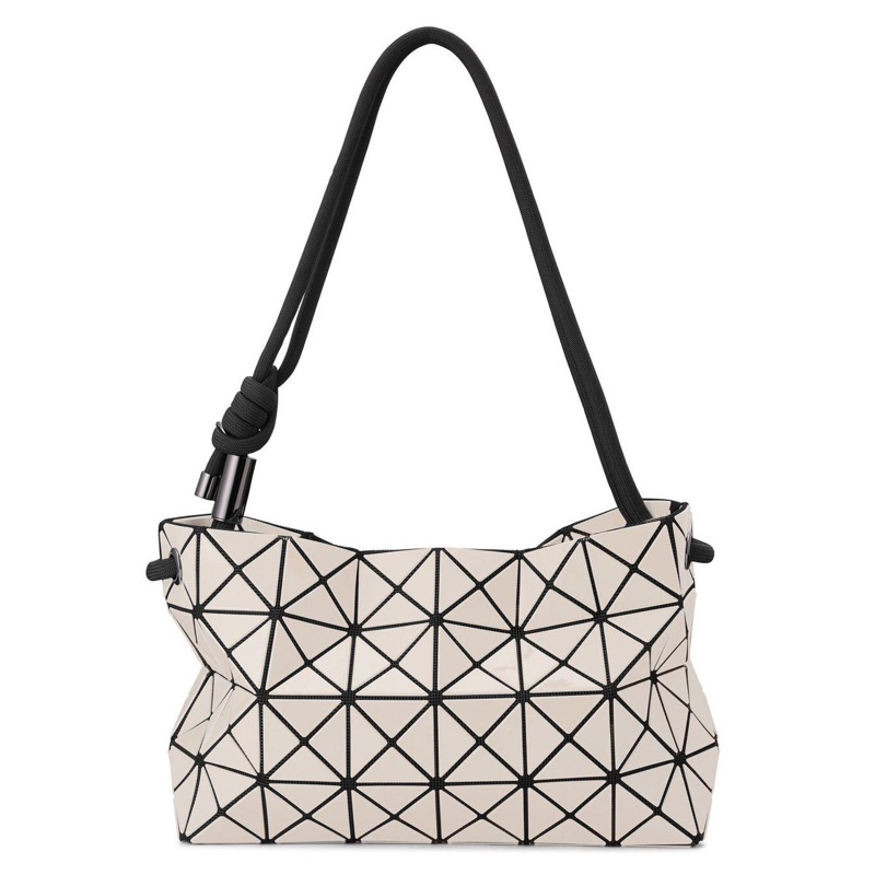 バッグ ISSEY MIYAKE BAO BAO LOOP LLIC アイテムのご紹介「LOOP」 – isseymiyake.com