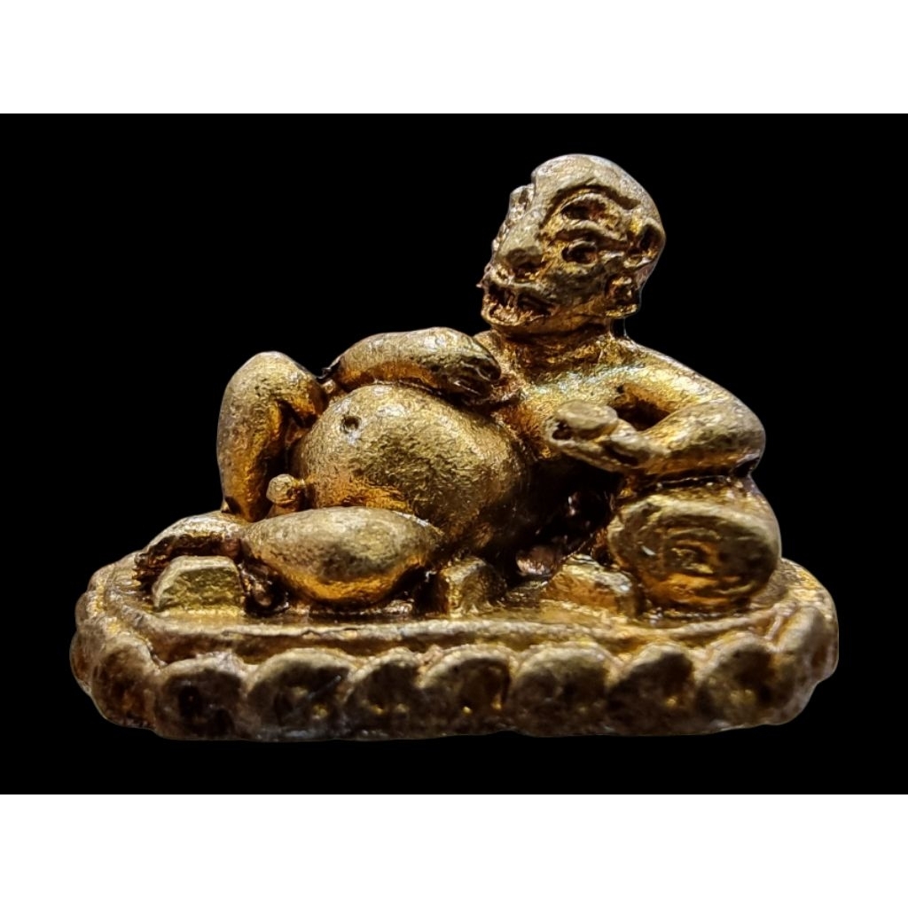 Porno yulduzi Aletta Okean hovlida sikni soradi va bir yigitni sikadi