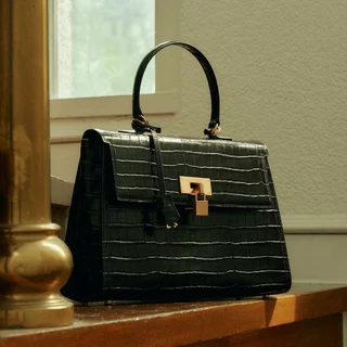 ★COURONNE★ Lumie Velvet Tote 29 (Dark Red)_RCBTX24661RED A behind-the-scenes glimpse at something special. 🎬✨⁠ ⁠ If