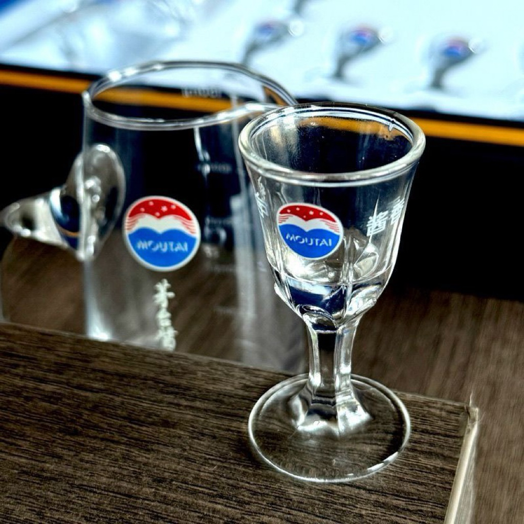 Kweichow Moutai 500ml グラス2個付き Kweichow Moutai Glass Set (4 decanters & 10 small cups) | Shopee