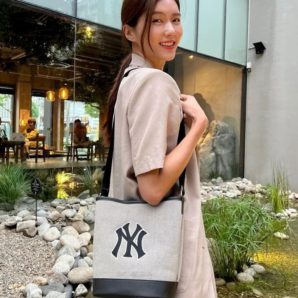 トートバッグ [ MLB ] BASIC BIG LOGO CANVAS BUCKET BAG Basic Big Logo Canvas Bucket Bag Boston Red Sox - MLB KOREA