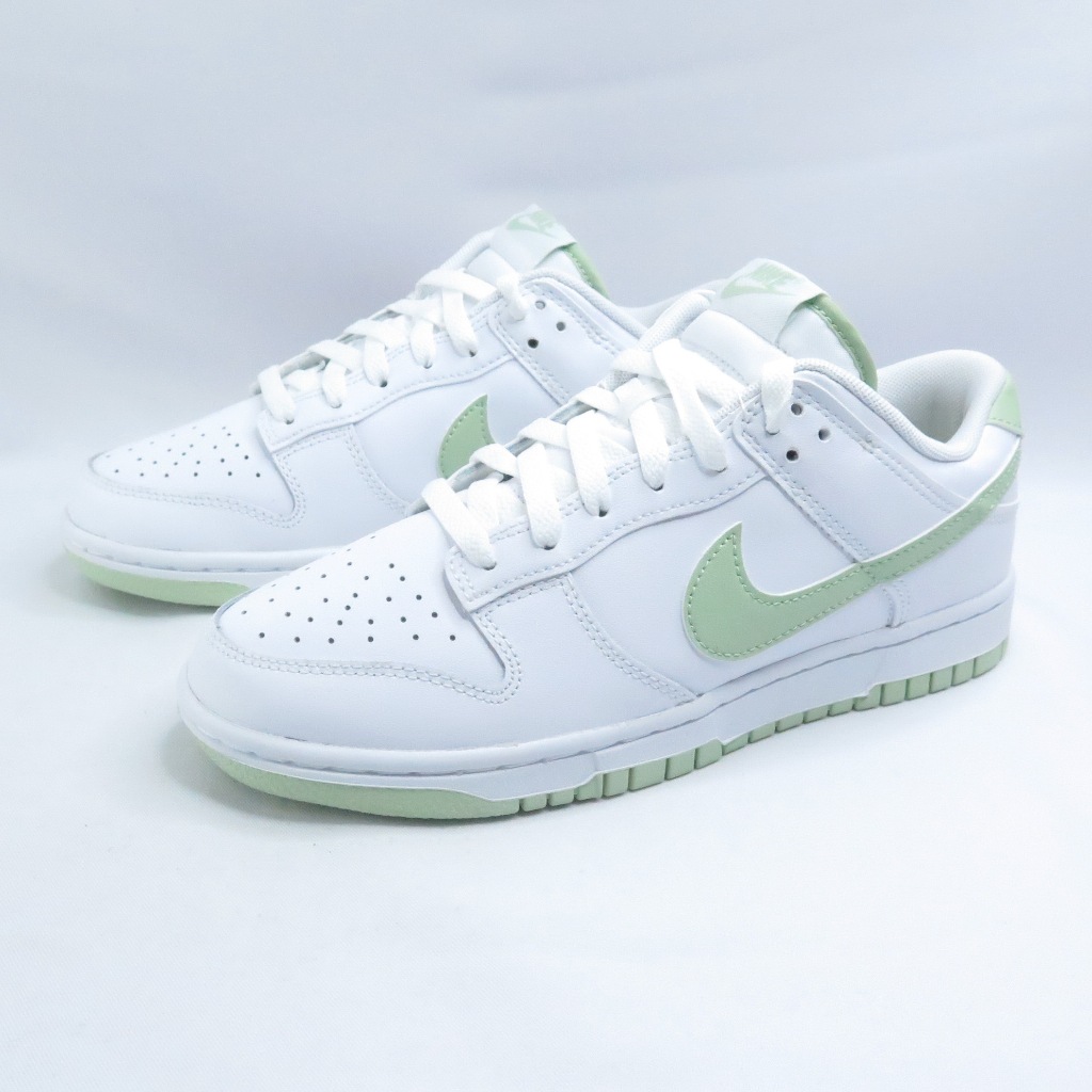 White nike low hot sale top basketball shoes