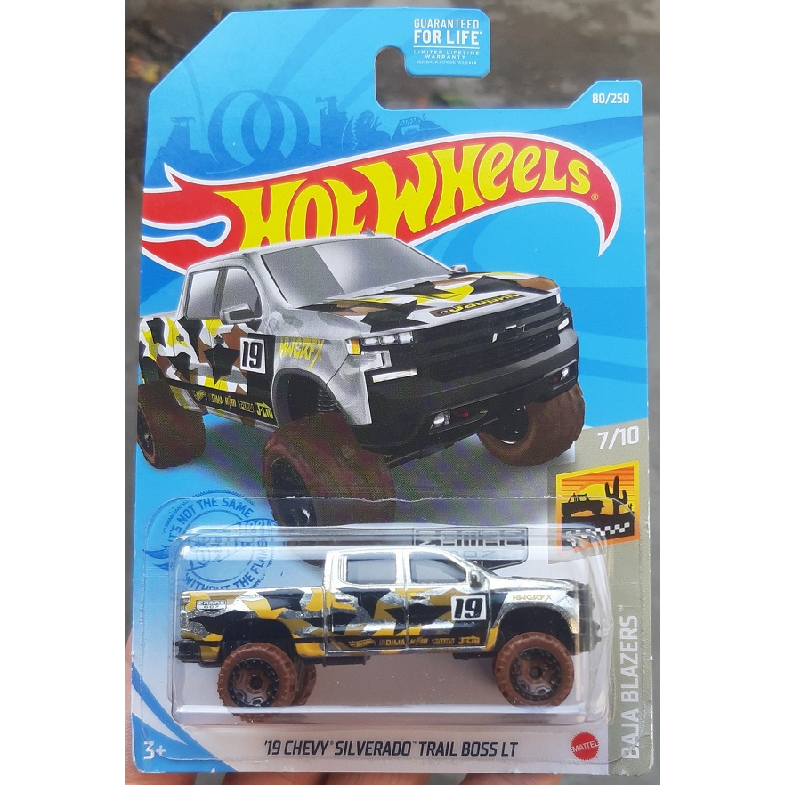 Hot Wheels Zamac ’19 Chevy Silverado Trail Boss LT – 1:64 Die-Cast, Baja Blazers Serie