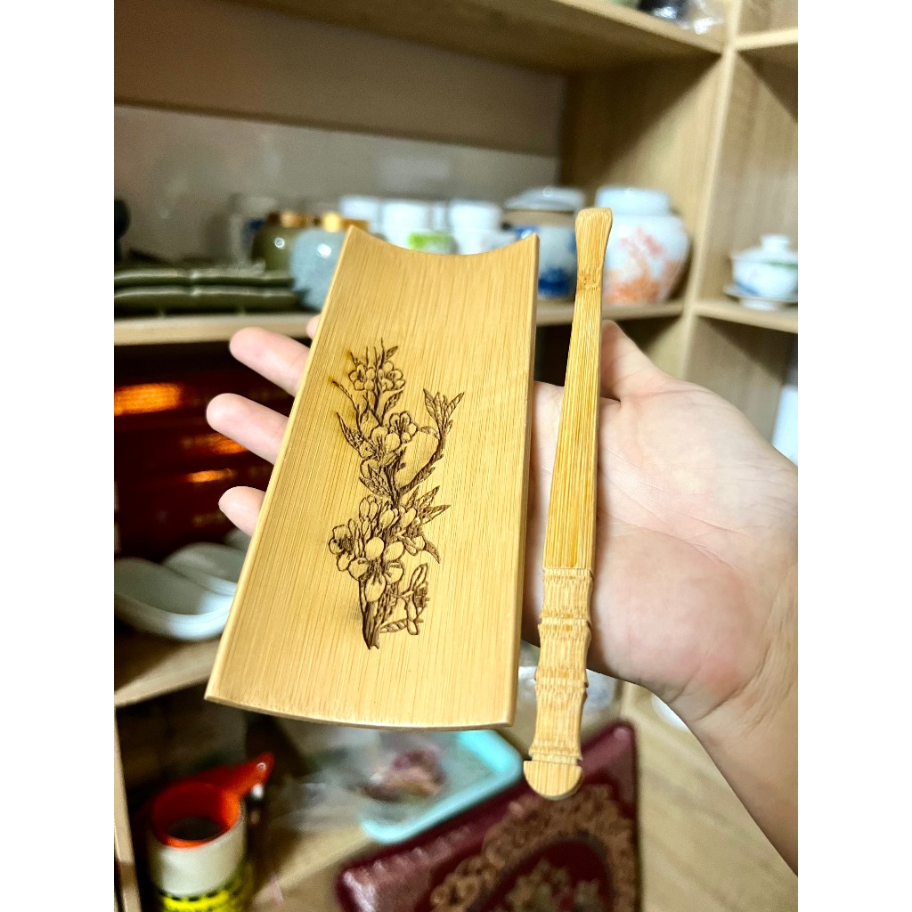 Bamboo longan tea bow engraved with many motifs and comes with a ...