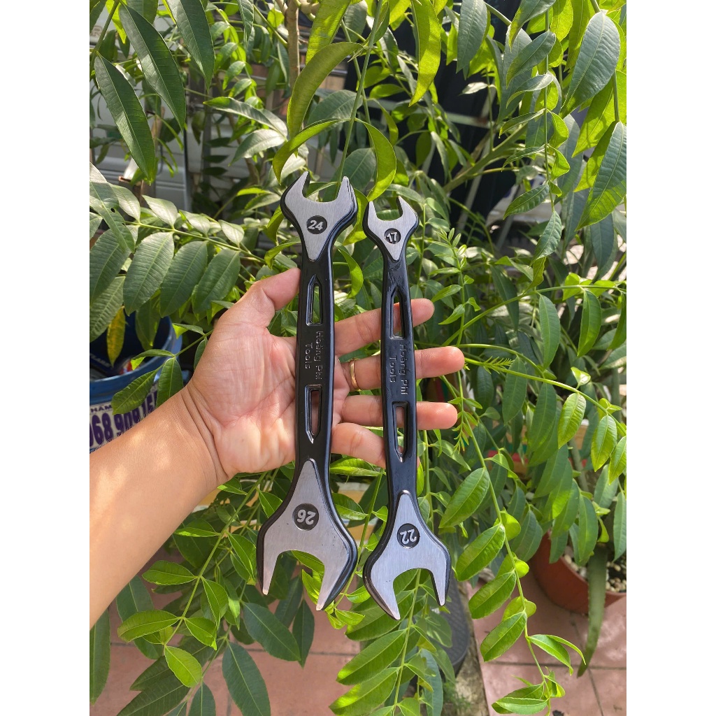 U shaped wrench 17 22 and 24 26 specializes in tightening pipe air conditioner rivets 6 10 12