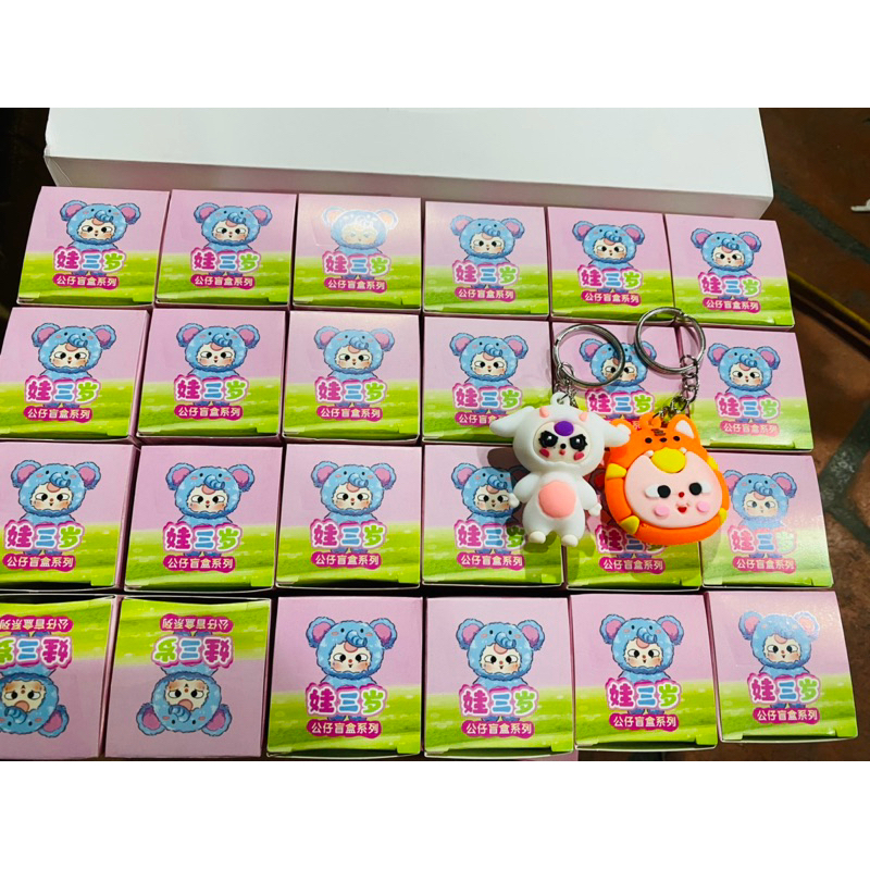 Wholesale tray of 24 boxes of keychains with many shapes (random ...