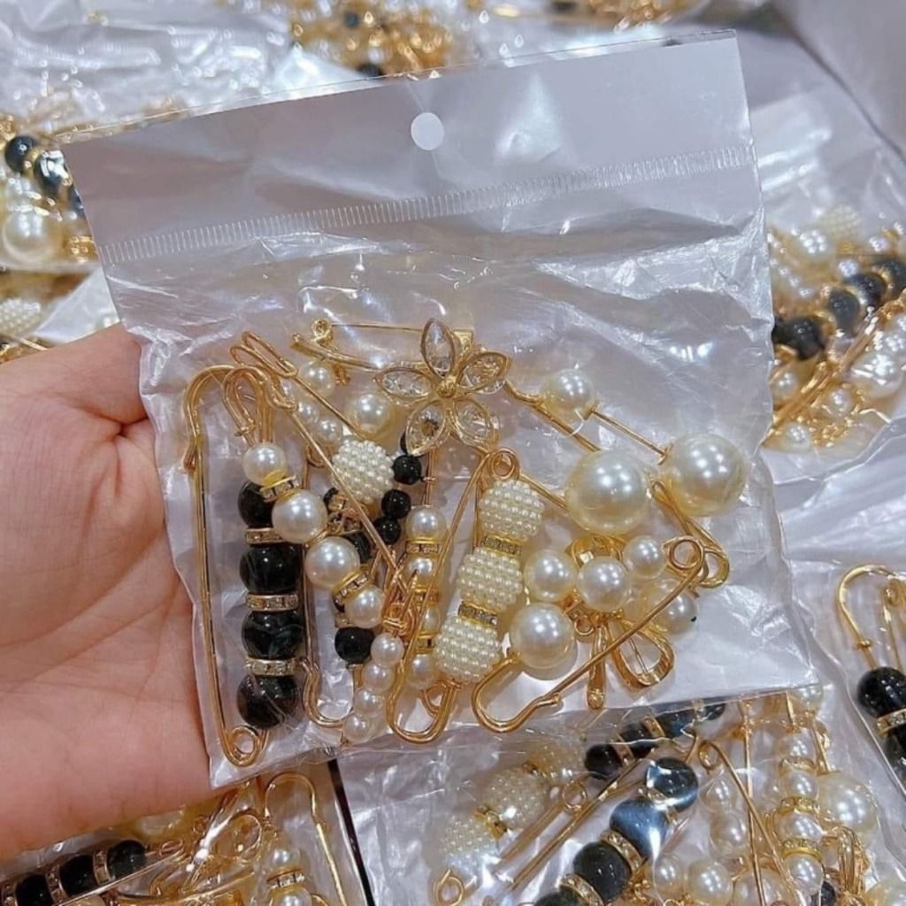 Set of 13-piece clothing pins decorated elegantly to make outfits more ...