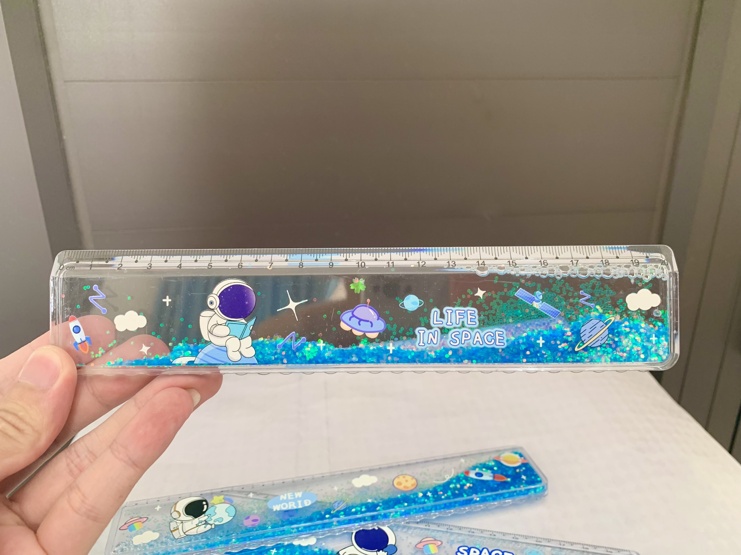 Sparkling Flowing Glitter Water Ruler for Entertainment Capybara ...