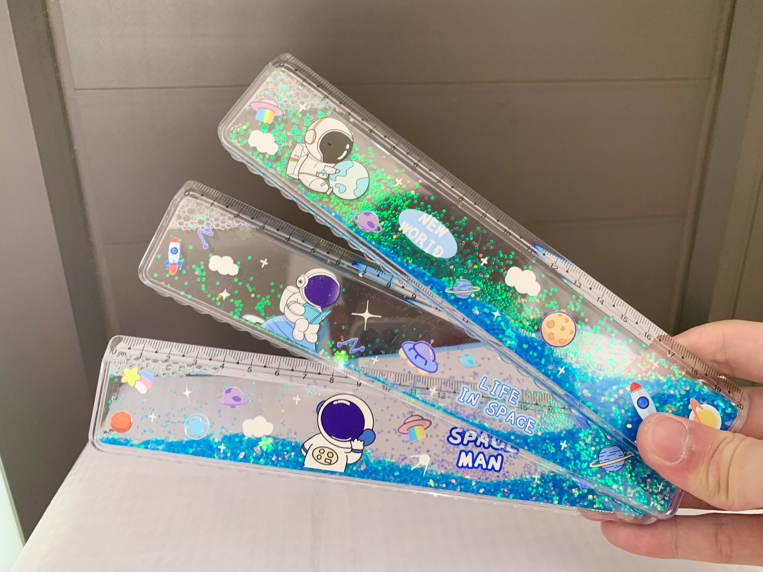 Sparkling Flowing Glitter Water Ruler for Entertainment Capybara ...